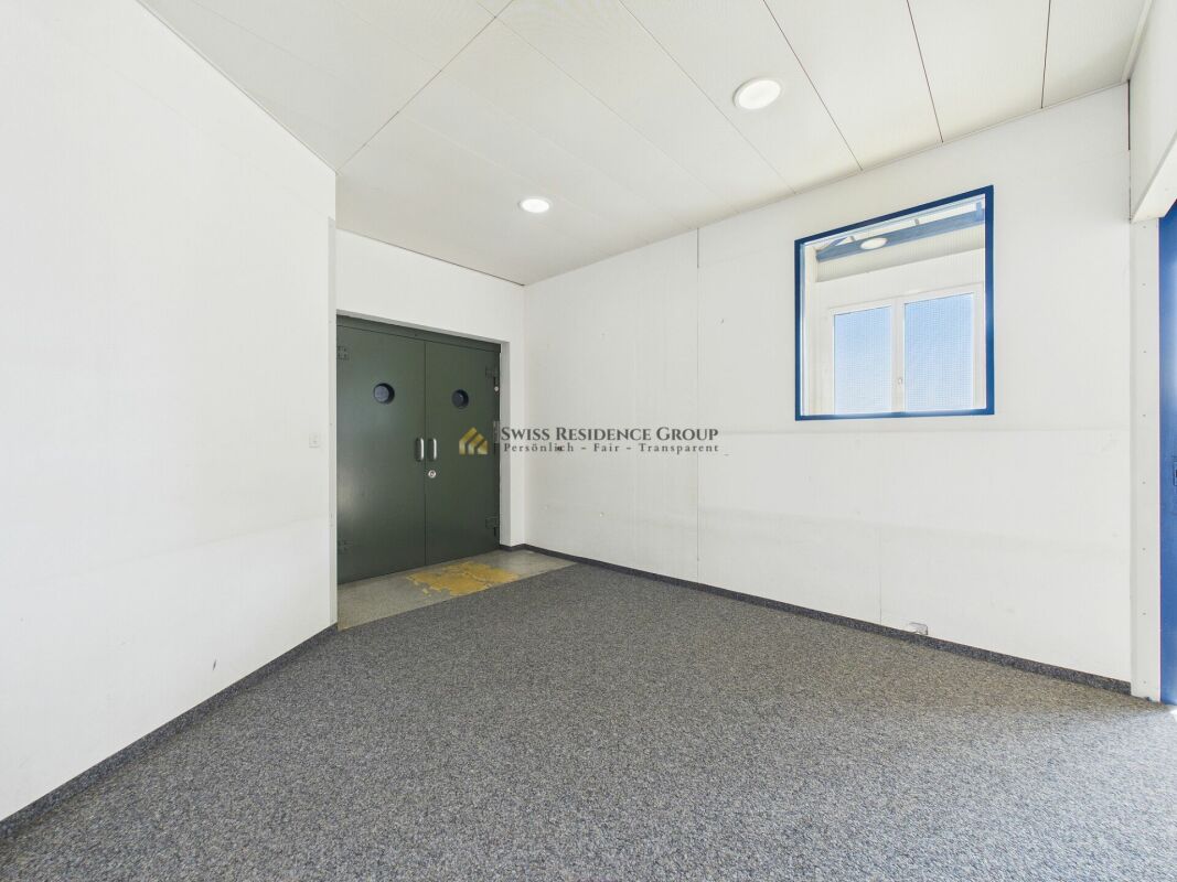 450m² storage room
