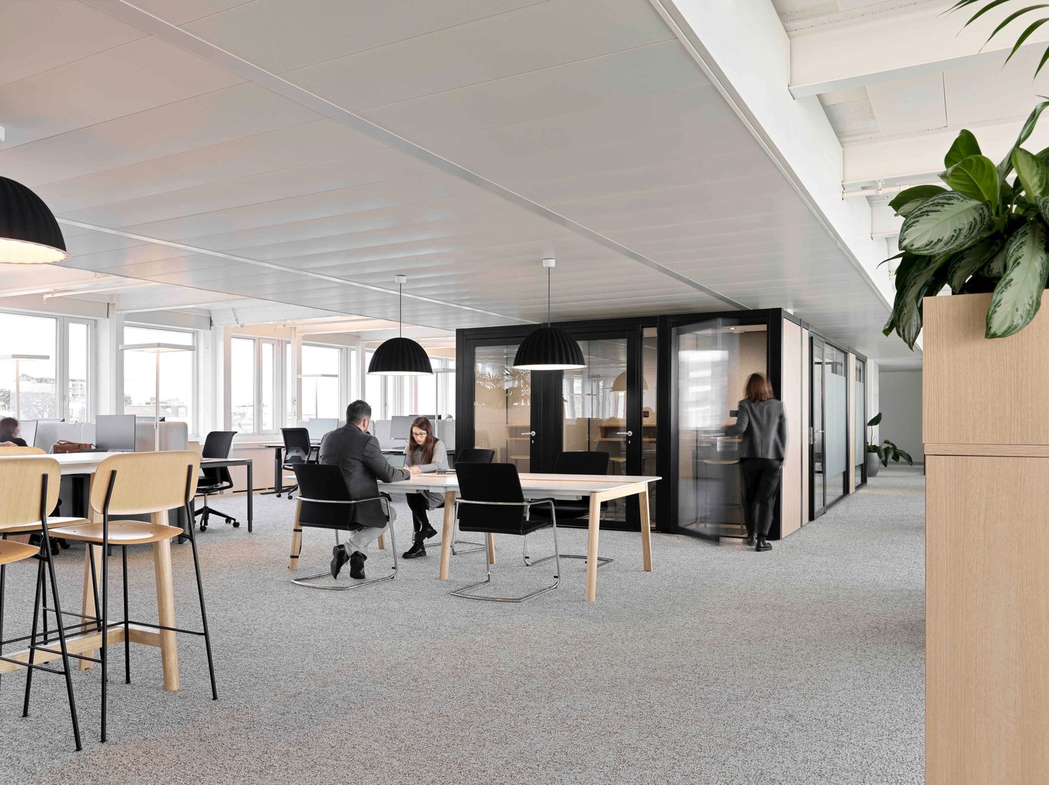 1294m² Büro, Foto 1 von 8