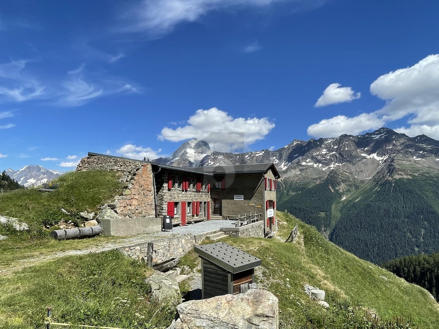 358m² hotel