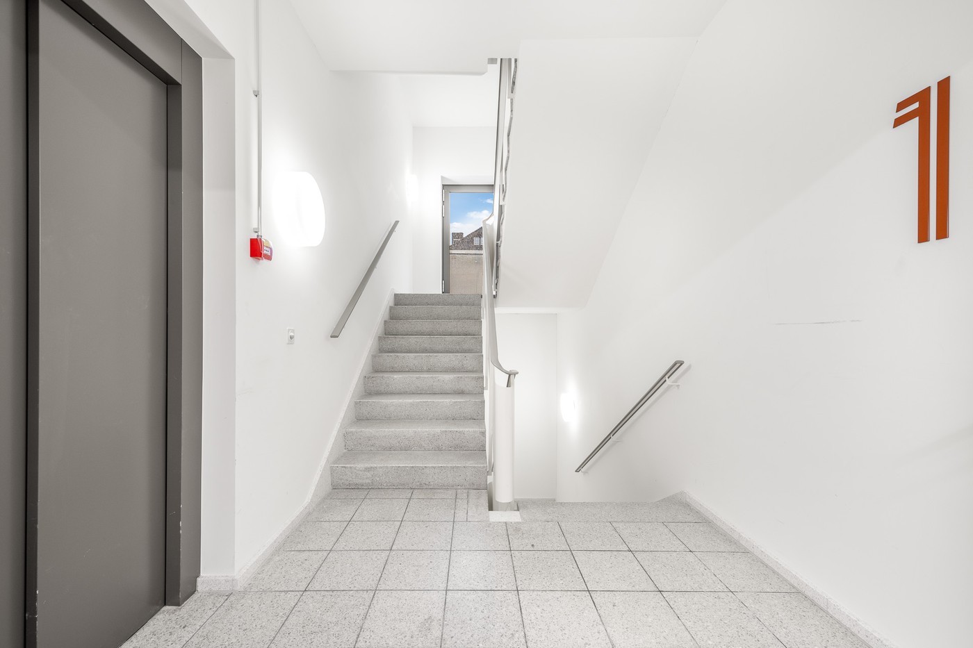 98m² commercial