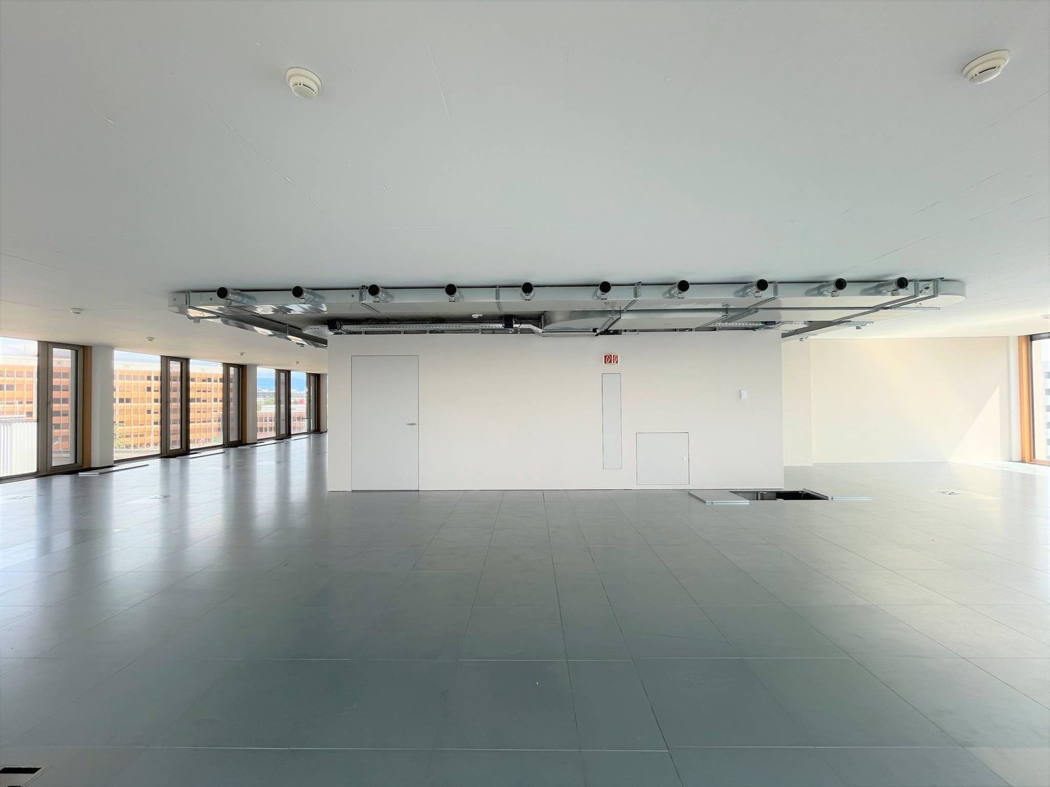 302m² office