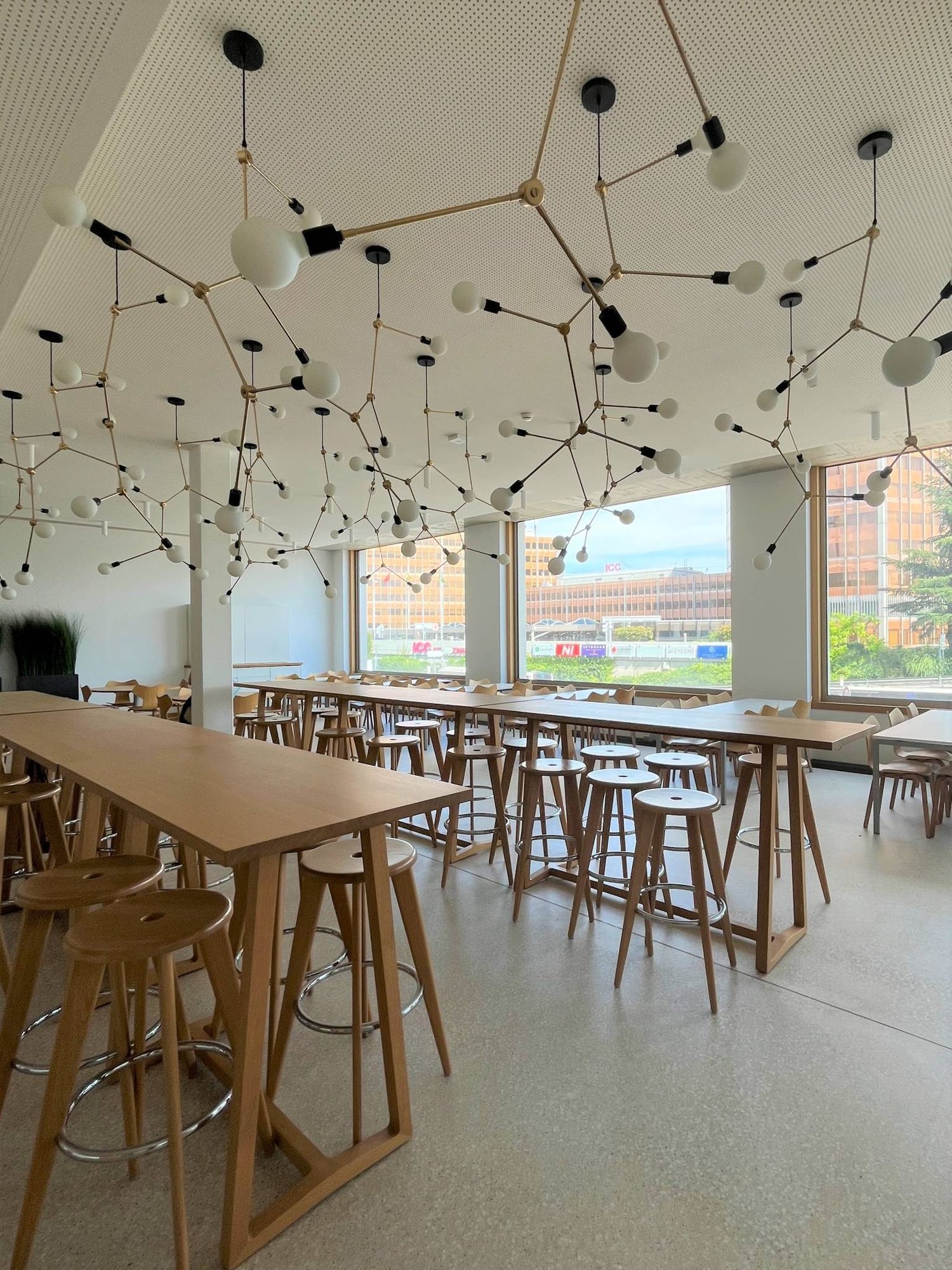 302m² office