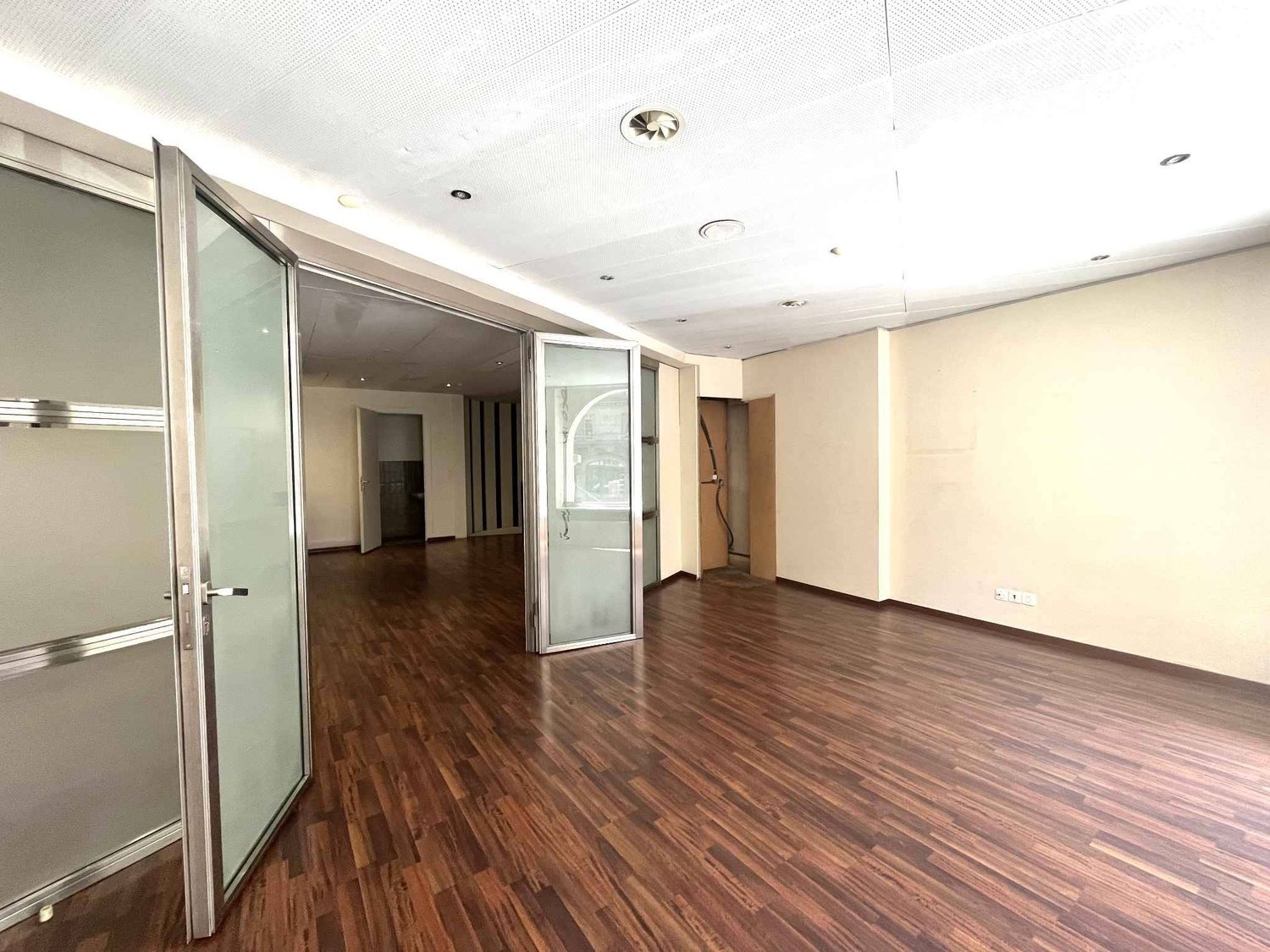 242m² arcade