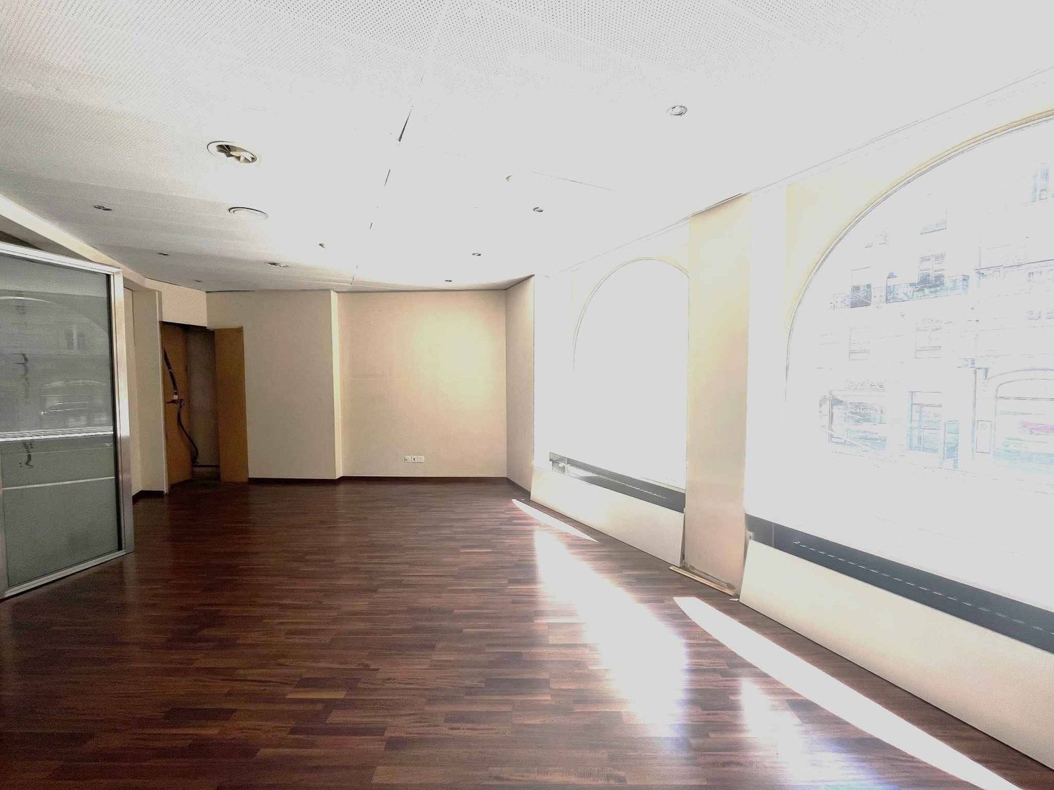 242m² arcade