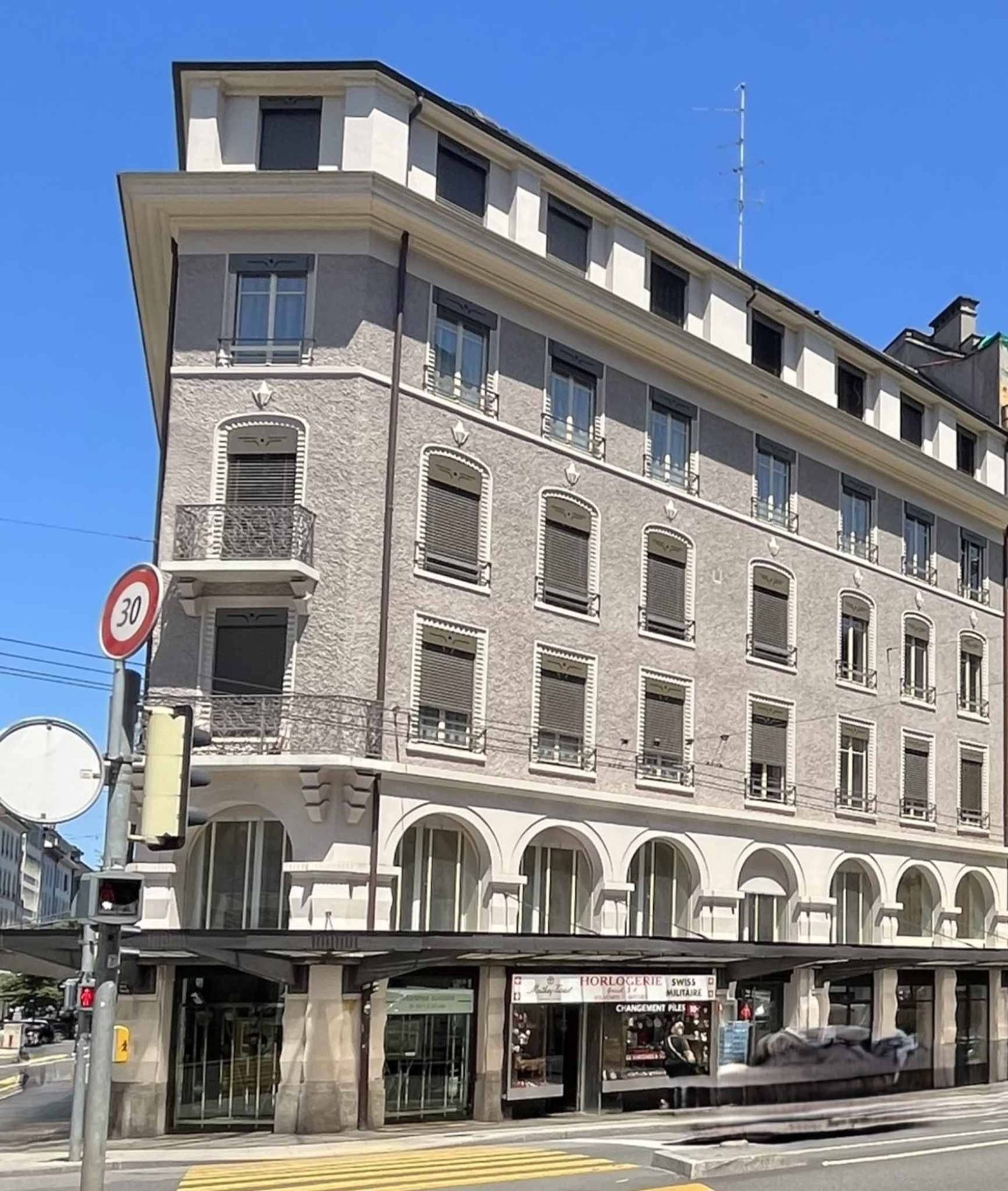 242m² arcade