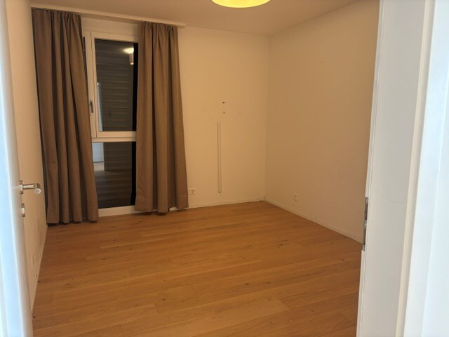 3 ½ Zimmer Wohnung
3.5-Zimmer-Wohnung im 1. Stock in der Nähe der Autobahnanschlüsse und des öffentlichen Verkehrs, bestehend aus:
- Flur
- Wohnzimmer
- offene Einbauküche
- 2 Schlafzimmer
- Badezimmer/WC
- Duschzimmer/WC und Waschsäule
- Balkon / Terrasse
- privater Zugang mit Lift
- Keller
Miet, Foto 9 von 10