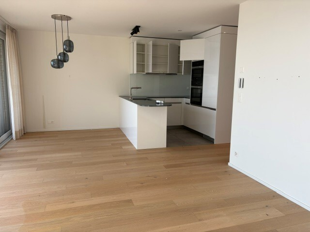 3 ½ Zimmer Wohnung
3.5-Zimmer-Wohnung im 1. Stock in der Nähe der Autobahnanschlüsse und des öffentlichen Verkehrs, bestehend aus:
- Flur
- Wohnzimmer
- offene Einbauküche
- 2 Schlafzimmer
- Badezimmer/WC
- Duschzimmer/WC und Waschsäule
- Balkon / Terrasse
- privater Zugang mit Lift
- Keller
Miet, Foto 5 von 10