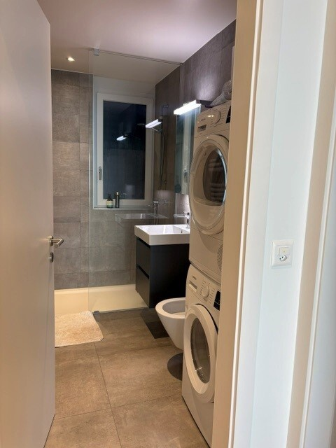 3 ½ Zimmer Wohnung
3.5-Zimmer-Wohnung im 1. Stock in der Nähe der Autobahnanschlüsse und des öffentlichen Verkehrs, bestehend aus:
- Flur
- Wohnzimmer
- offene Einbauküche
- 2 Schlafzimmer
- Badezimmer/WC
- Duschzimmer/WC und Waschsäule
- Balkon / Terrasse
- privater Zugang mit Lift
- Keller
Miet, Foto 7 von 10