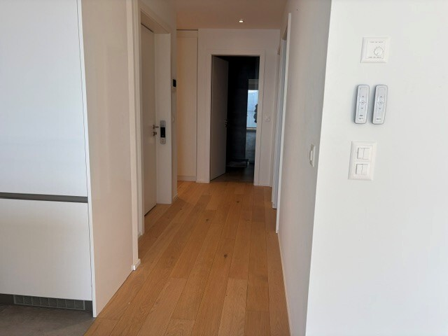 3 ½ Zimmer Wohnung
3.5-Zimmer-Wohnung im 1. Stock in der Nähe der Autobahnanschlüsse und des öffentlichen Verkehrs, bestehend aus:
- Flur
- Wohnzimmer
- offene Einbauküche
- 2 Schlafzimmer
- Badezimmer/WC
- Duschzimmer/WC und Waschsäule
- Balkon / Terrasse
- privater Zugang mit Lift
- Keller
Miet, Foto 4 von 10