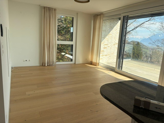 3 ½ Zimmer Wohnung
3.5-Zimmer-Wohnung im 1. Stock in der Nähe der Autobahnanschlüsse und des öffentlichen Verkehrs, bestehend aus:
- Flur
- Wohnzimmer
- offene Einbauküche
- 2 Schlafzimmer
- Badezimmer/WC
- Duschzimmer/WC und Waschsäule
- Balkon / Terrasse
- privater Zugang mit Lift
- Keller
Miet, Foto 8 von 10
