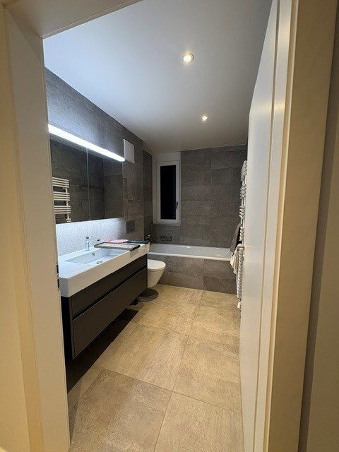 3 ½ Zimmer Wohnung
3.5-Zimmer-Wohnung im 1. Stock in der Nähe der Autobahnanschlüsse und des öffentlichen Verkehrs, bestehend aus:
- Flur
- Wohnzimmer
- offene Einbauküche
- 2 Schlafzimmer
- Badezimmer/WC
- Duschzimmer/WC und Waschsäule
- Balkon / Terrasse
- privater Zugang mit Lift
- Keller
Miet, Foto 6 von 10