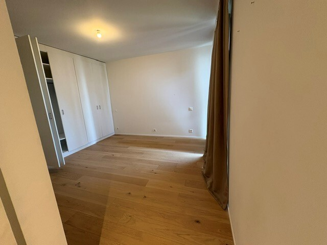 3 ½ Zimmer Wohnung
3.5-Zimmer-Wohnung im 1. Stock in der Nähe der Autobahnanschlüsse und des öffentlichen Verkehrs, bestehend aus:
- Flur
- Wohnzimmer
- offene Einbauküche
- 2 Schlafzimmer
- Badezimmer/WC
- Duschzimmer/WC und Waschsäule
- Balkon / Terrasse
- privater Zugang mit Lift
- Keller
Miet, Foto 10 von 10