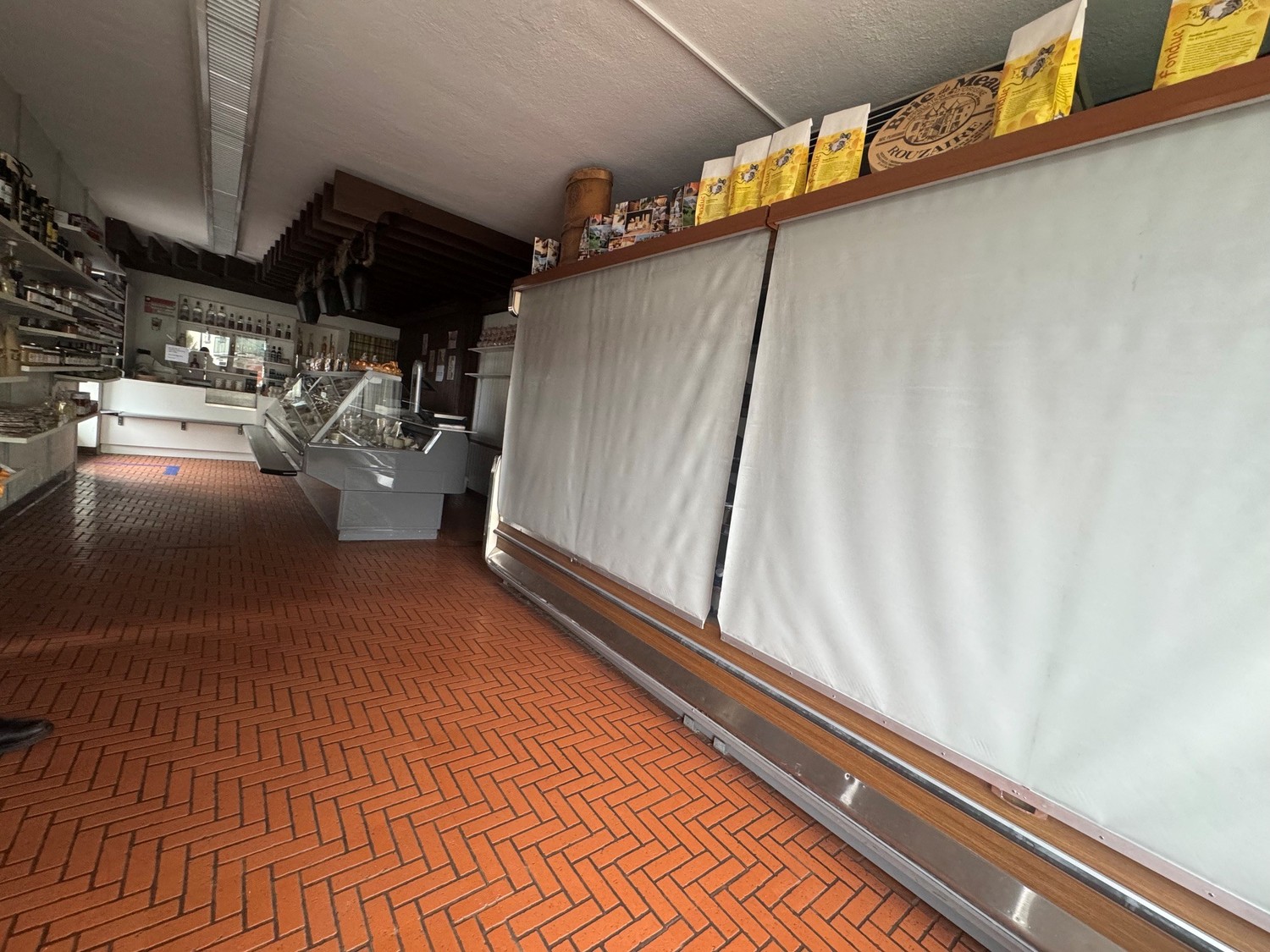 Magasin de 140m², photo 1 sur 2