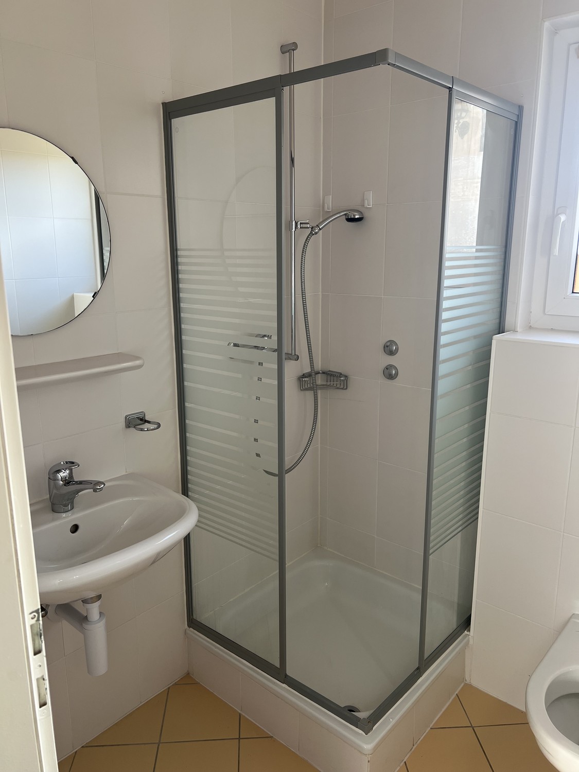 2-Zimmer-Wohnung
Beschreibung: Wohnung in Montherod, in einem sehr ruhigen und angenehmen Quartier.
💰 CHF 1’650.–/Monat, inklusive Nebenkosten
📅 Sofort verfügbar
Die Wohnung umfasst:
- Ein sehr grosses Wohnzimmer, modular gestaltbar mit Trennwänden, die vom Eigentümer zur Verfügung gestellt wer, Foto 2 von 5