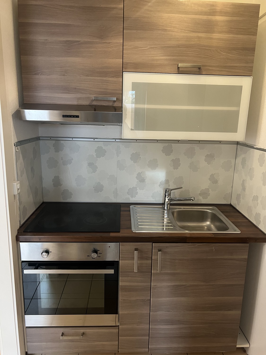 2-Zimmer-Wohnung
Beschreibung: Wohnung in Montherod, in einem sehr ruhigen und angenehmen Quartier.
💰 CHF 1’650.–/Monat, inklusive Nebenkosten
📅 Sofort verfügbar
Die Wohnung umfasst:
- Ein sehr grosses Wohnzimmer, modular gestaltbar mit Trennwänden, die vom Eigentümer zur Verfügung gestellt wer, Foto 4 von 5