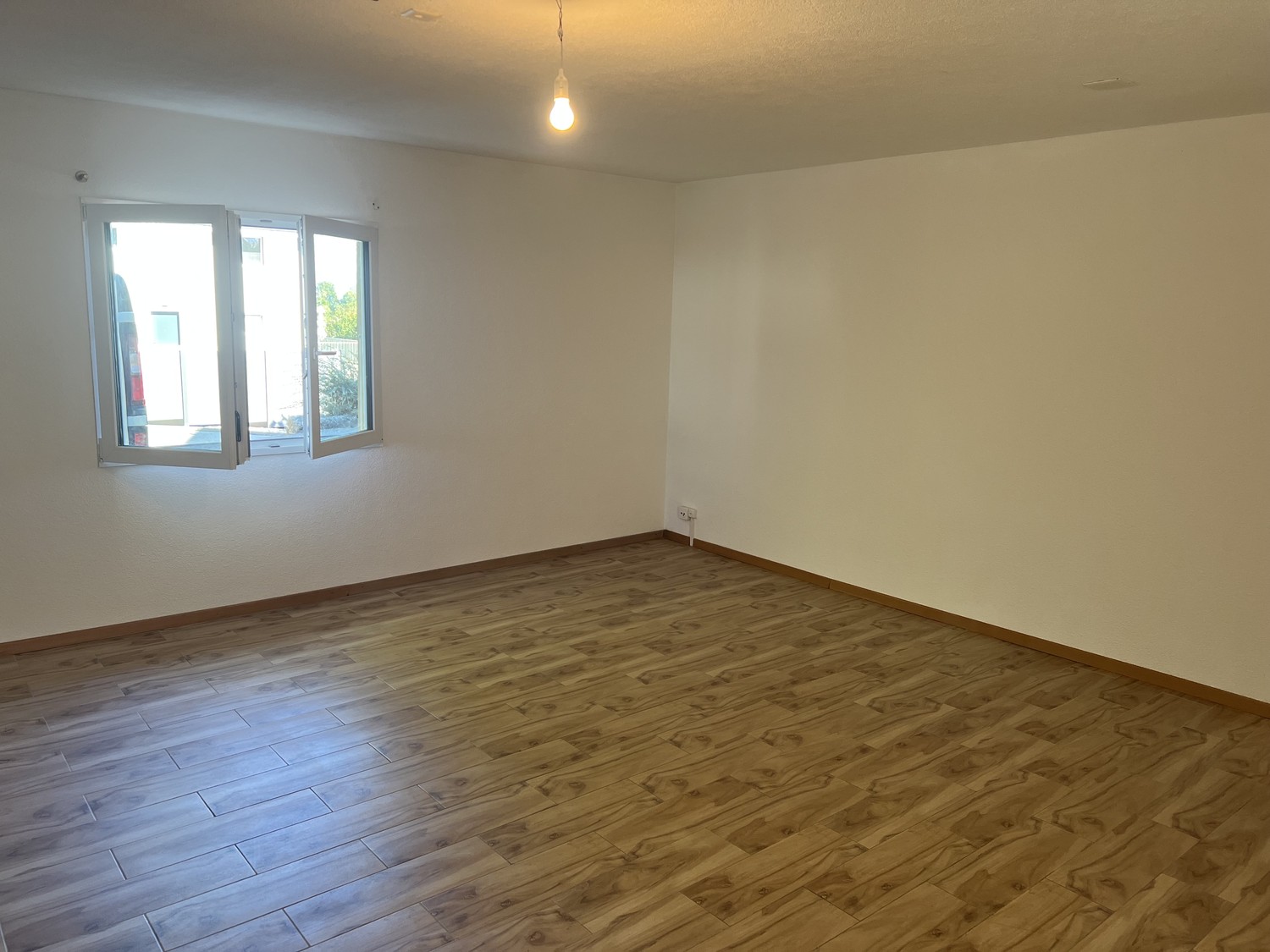2-Zimmer-Wohnung
Beschreibung: Wohnung in Montherod, in einem sehr ruhigen und angenehmen Quartier.
💰 CHF 1’650.–/Monat, inklusive Nebenkosten
📅 Sofort verfügbar
Die Wohnung umfasst:
- Ein sehr grosses Wohnzimmer, modular gestaltbar mit Trennwänden, die vom Eigentümer zur Verfügung gestellt wer, Foto 5 von 5