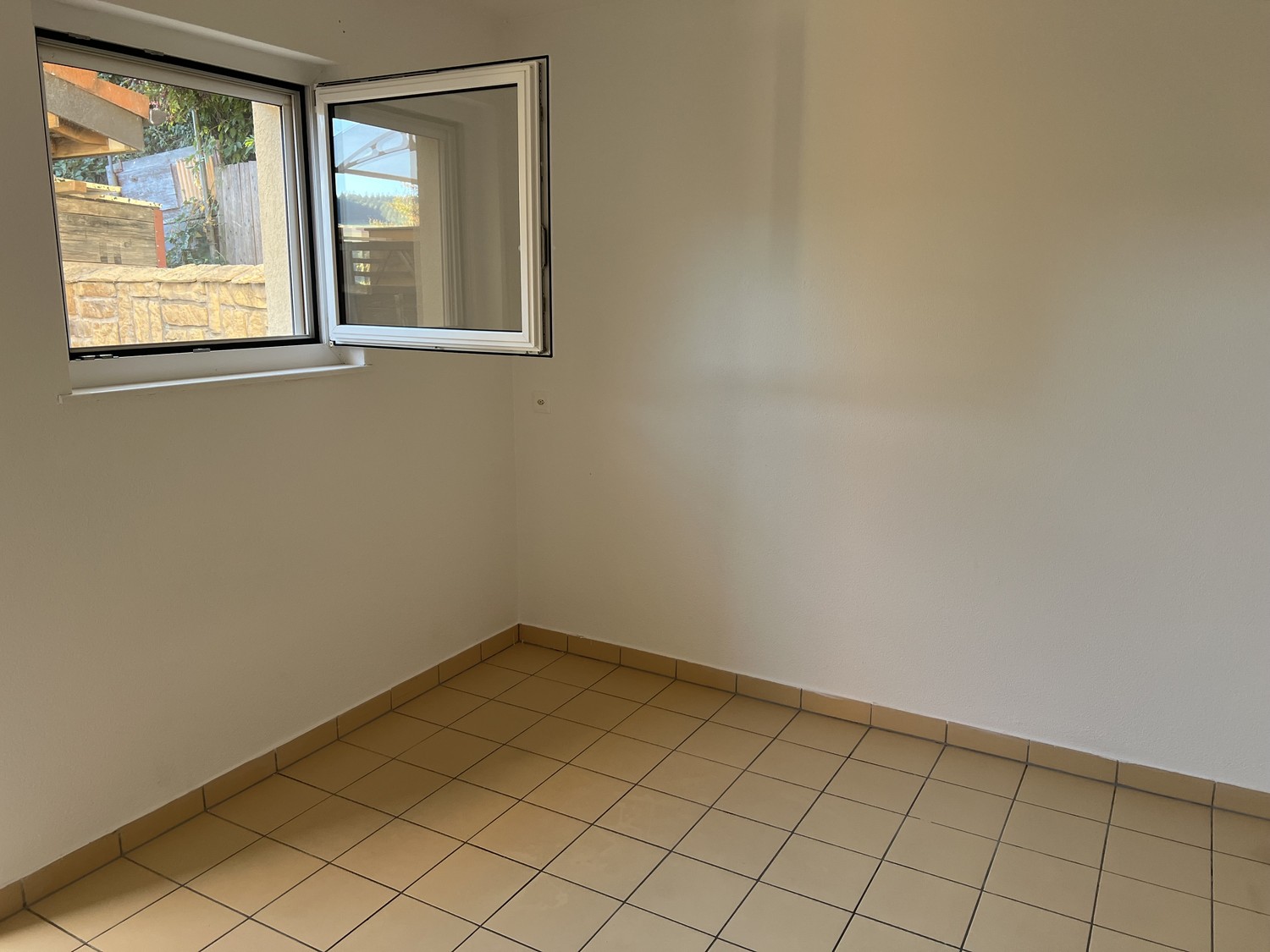 2-Zimmer-Wohnung
Beschreibung: Wohnung in Montherod, in einem sehr ruhigen und angenehmen Quartier.
💰 CHF 1’650.–/Monat, inklusive Nebenkosten
📅 Sofort verfügbar
Die Wohnung umfasst:
- Ein sehr grosses Wohnzimmer, modular gestaltbar mit Trennwänden, die vom Eigentümer zur Verfügung gestellt wer, Foto 1 von 5
