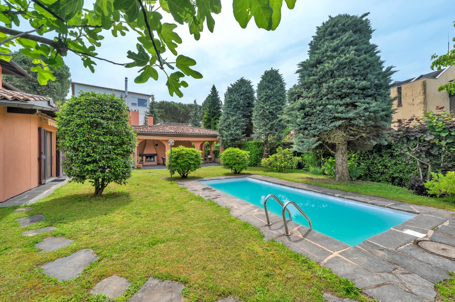 8 ½ rooms villa (2)