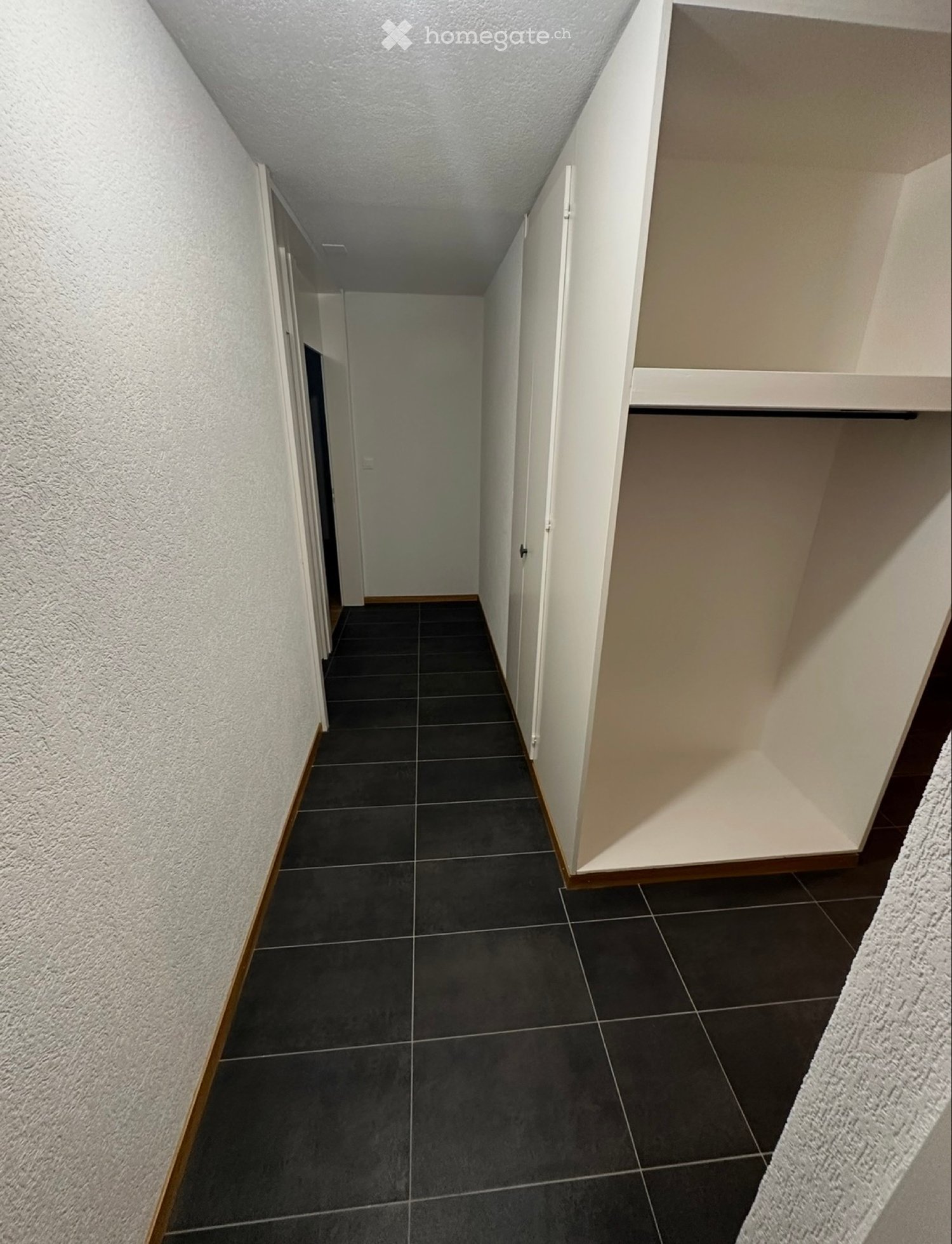 4-Zimmer-Wohnung
Im Jahr 2023 komplett renovierte Wohnung im 4. Stock, ohne Gegenüber, setzt sich wie folgt zusammen:
- Eingangshalle mit Einbauschränken
- Einbauküche mit Zugang zum Balkon
- offenes Wohnzimmer mit Zugang zum Balkon
- 3 Schlafzimmer
- Badezimmer
- separates WC
Anlagen:
- Keller
, Foto 5 von 5
