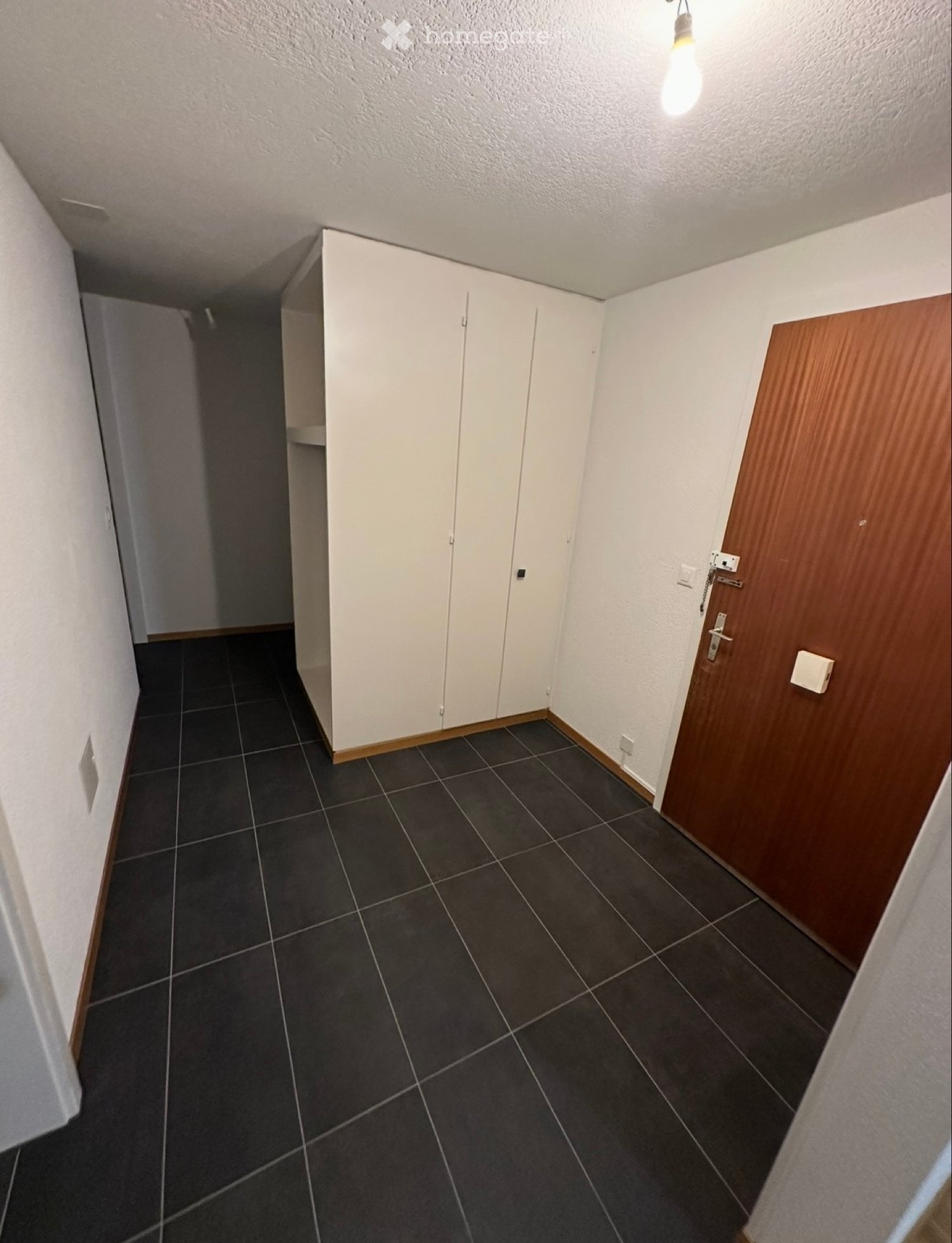 4-Zimmer-Wohnung
Im Jahr 2023 komplett renovierte Wohnung im 4. Stock, ohne Gegenüber, setzt sich wie folgt zusammen:
- Eingangshalle mit Einbauschränken
- Einbauküche mit Zugang zum Balkon
- offenes Wohnzimmer mit Zugang zum Balkon
- 3 Schlafzimmer
- Badezimmer
- separates WC
Anlagen:
- Keller
, Foto 4 von 5