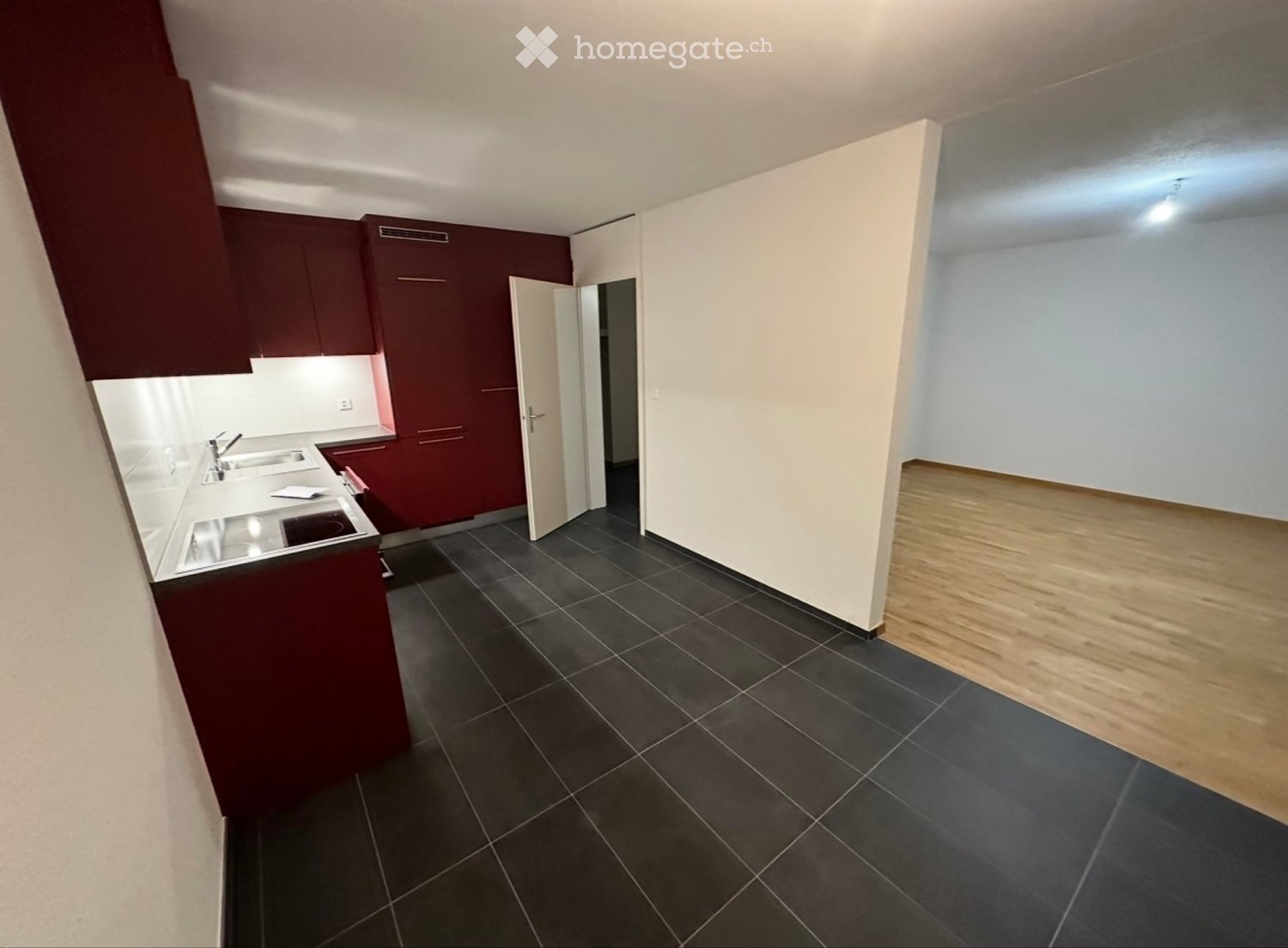 4-Zimmer-Wohnung
Im Jahr 2023 komplett renovierte Wohnung im 4. Stock, ohne Gegenüber, setzt sich wie folgt zusammen:
- Eingangshalle mit Einbauschränken
- Einbauküche mit Zugang zum Balkon
- offenes Wohnzimmer mit Zugang zum Balkon
- 3 Schlafzimmer
- Badezimmer
- separates WC
Anlagen:
- Keller
, Foto 1 von 5