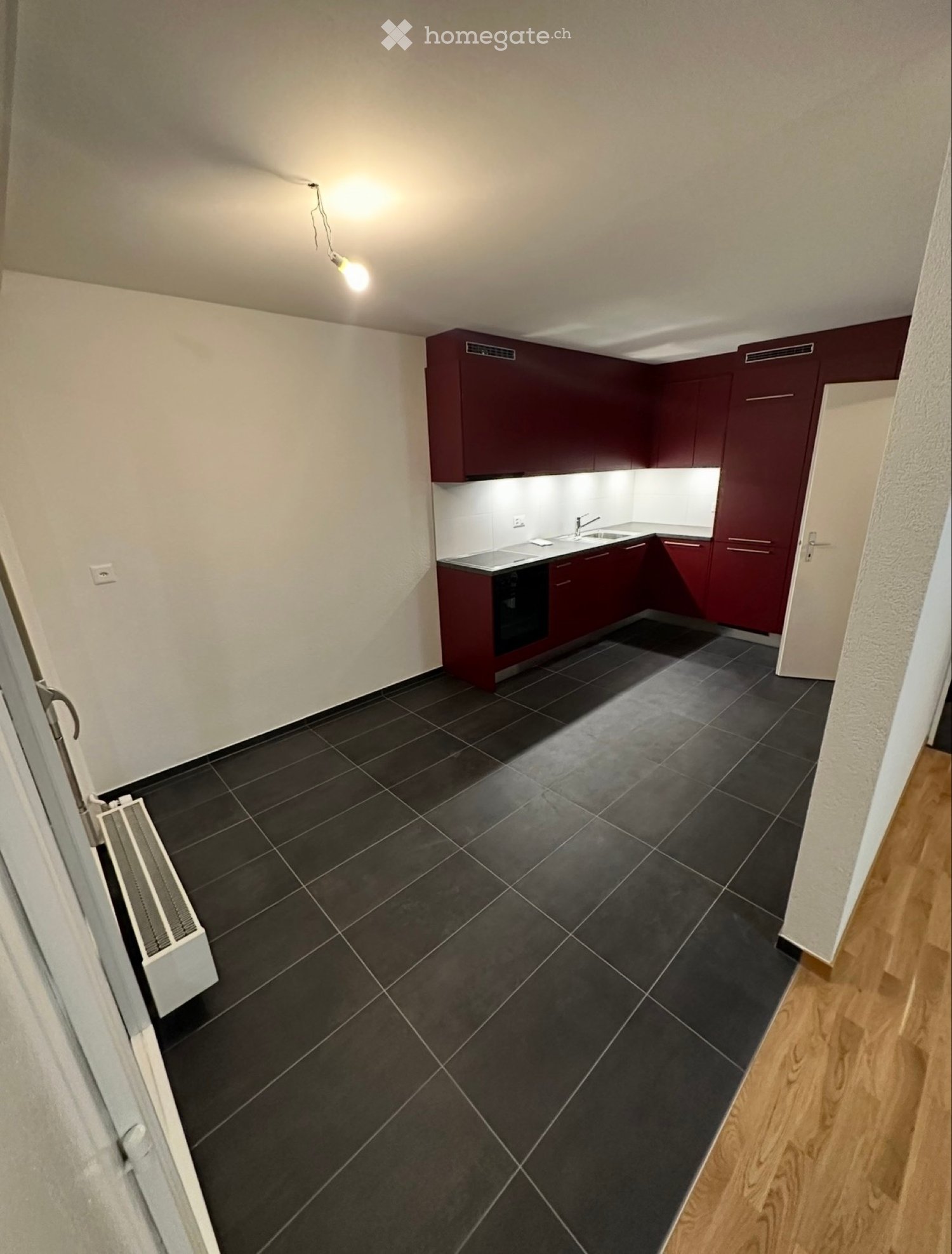 4-Zimmer-Wohnung
Im Jahr 2023 komplett renovierte Wohnung im 4. Stock, ohne Gegenüber, setzt sich wie folgt zusammen:
- Eingangshalle mit Einbauschränken
- Einbauküche mit Zugang zum Balkon
- offenes Wohnzimmer mit Zugang zum Balkon
- 3 Schlafzimmer
- Badezimmer
- separates WC
Anlagen:
- Keller
, Foto 2 von 5