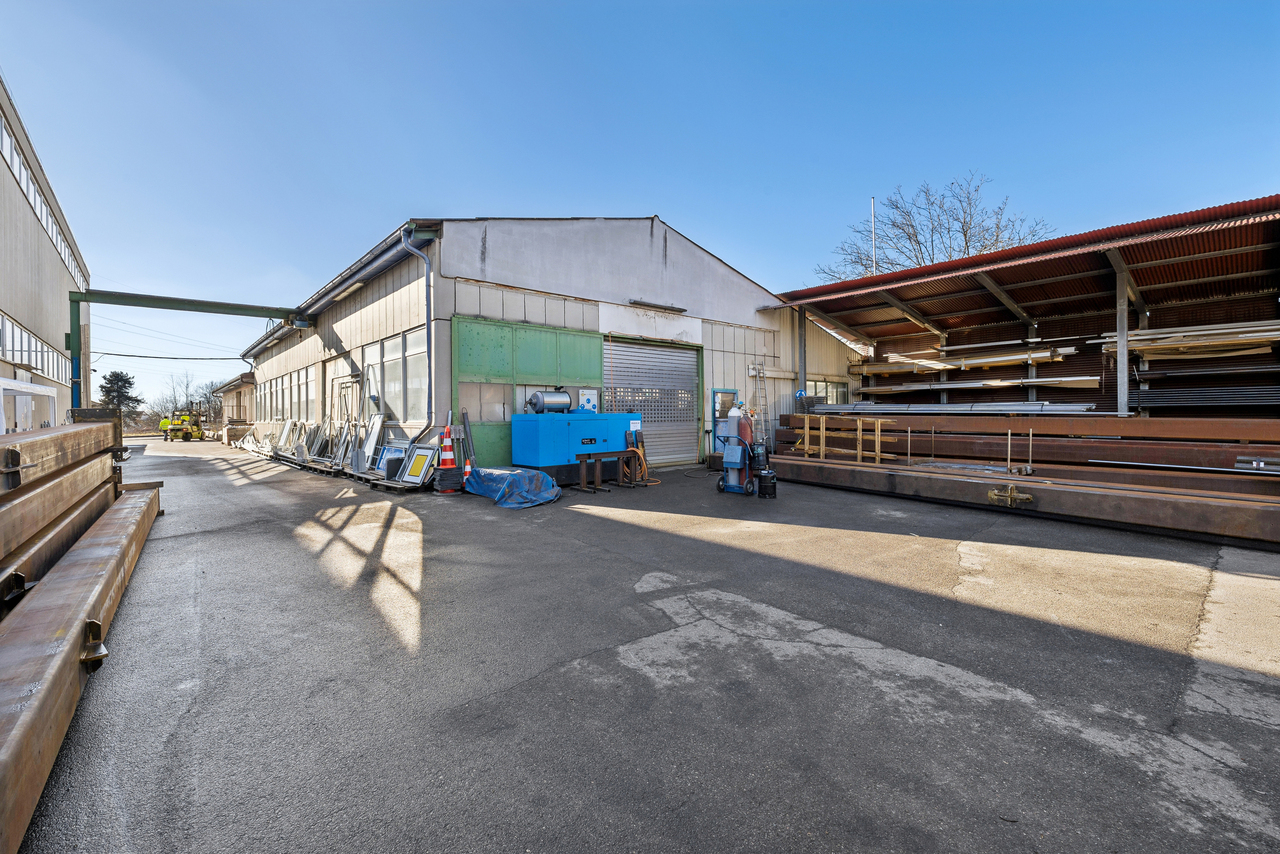 636m² workshop