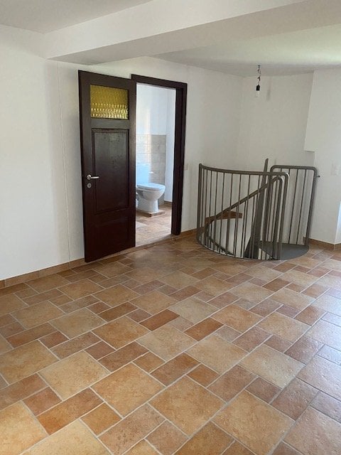 Appartement duplex de 2.5 pièces, 2 WC, avec ascenseur
Entièrement rénové (2019) avec petit jardin