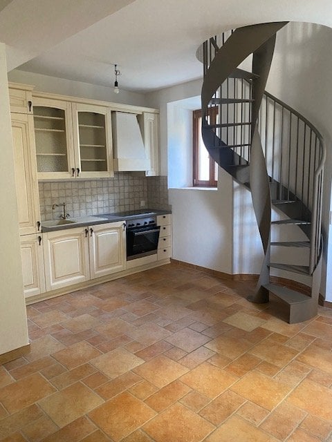 Appartement duplex de 2.5 pièces, 2 WC, avec ascenseur
Entièrement rénové (2019) avec petit jardin