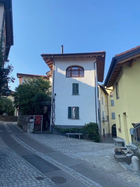 Appartement duplex de 2.5 pièces, 2 WC, avec ascenseur
Entièrement rénové (2019) avec petit jardin