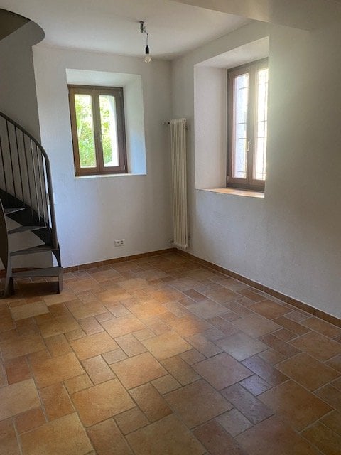 Appartement duplex de 2.5 pièces, 2 WC, avec ascenseur
Entièrement rénové (2019) avec petit jardin