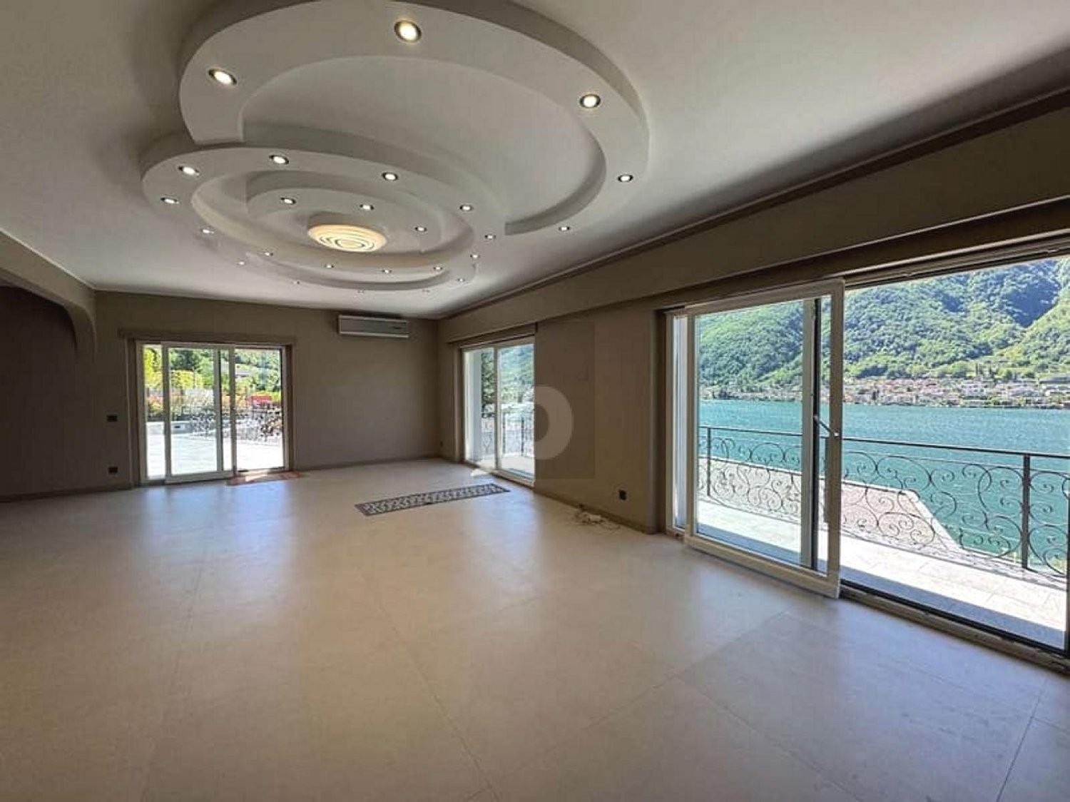 7 ½ Zimmer Villa, Foto 1 von 4