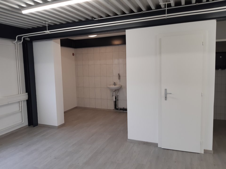160m² storage room