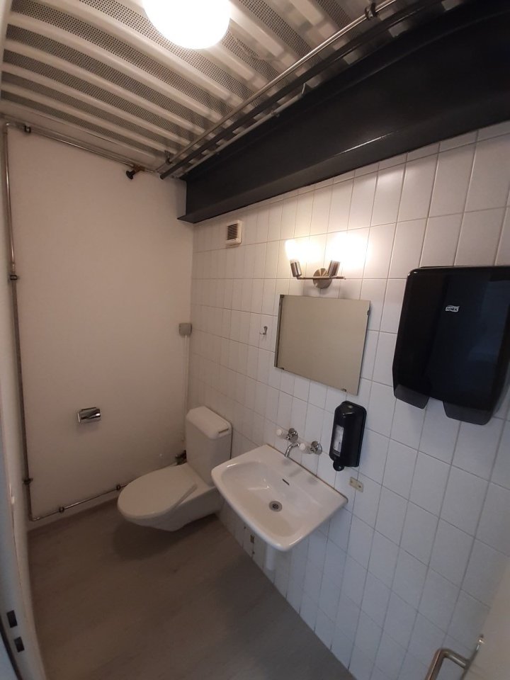 160m² storage room