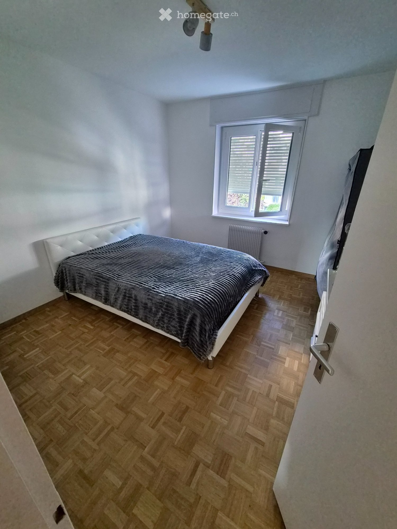 3 ½ Zimmer Wohnung

3,5-Zimmer-Wohnung in der Nähe der Stadt Sion und der Schulen des Cycle de St-guerin und Les Collines sowie der Schule Ardevaz. Sie setzt sich wie folgt zusammen. Es gibt eine Eingangshalle, gefolgt von der ausgestatteten Küche (ohne Geschirrspüler). Es gibt ein Wohnzimmer und ei, Foto 3 von 5