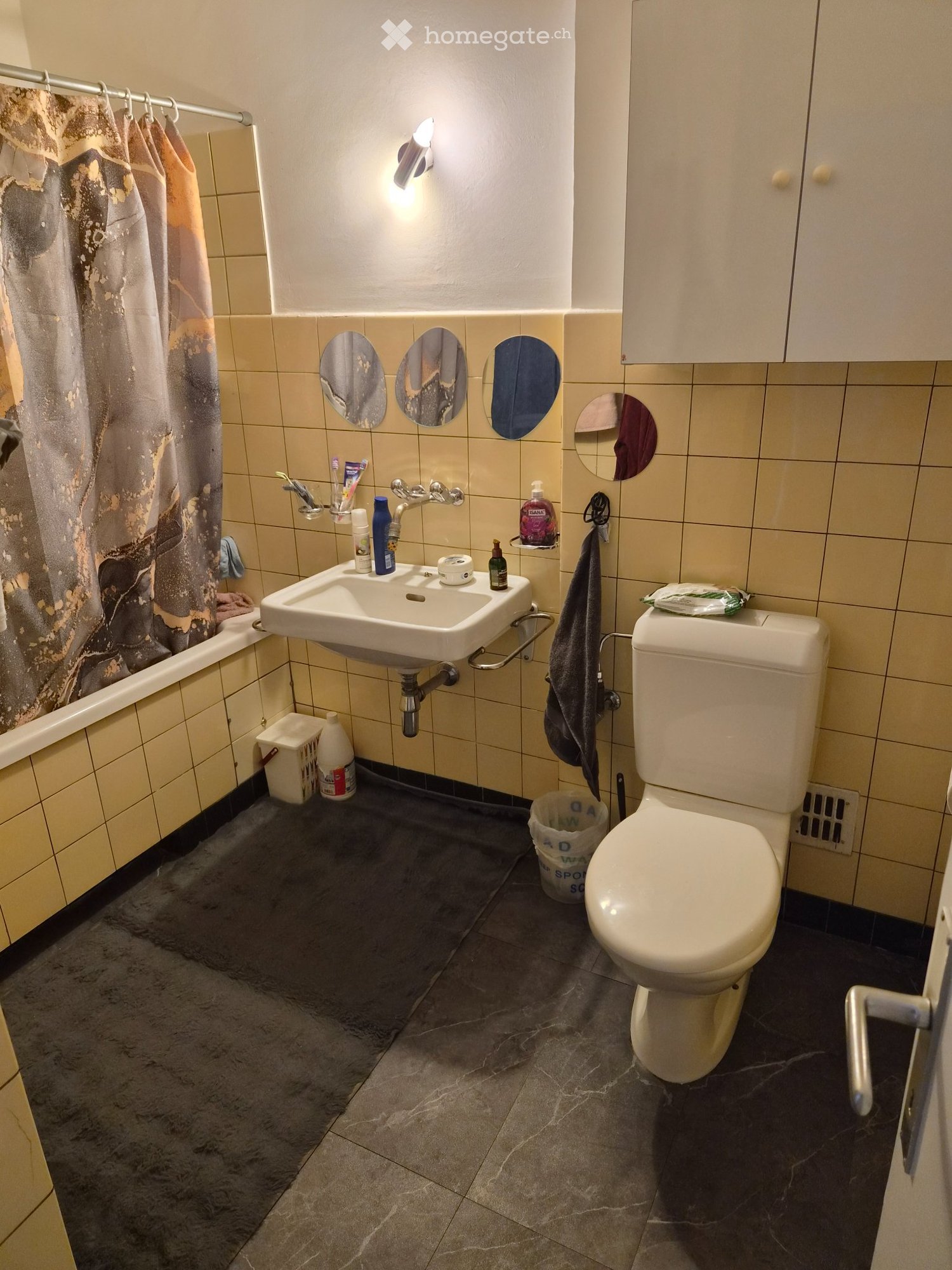 3 ½ Zimmer Wohnung

3,5-Zimmer-Wohnung in der Nähe der Stadt Sion und der Schulen des Cycle de St-guerin und Les Collines sowie der Schule Ardevaz. Sie setzt sich wie folgt zusammen. Es gibt eine Eingangshalle, gefolgt von der ausgestatteten Küche (ohne Geschirrspüler). Es gibt ein Wohnzimmer und ei, Foto 2 von 5