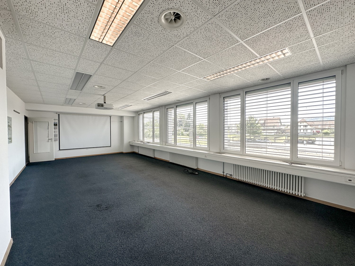 300m² office