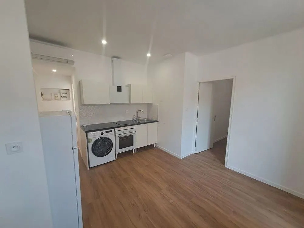 Renoviertes 2-Zimmer-Appartement von 35 m² zu vermieten – Genf (1206)
Dieses schöne, kürzlich renovierte 2-Zimmer-Appartement von ca. 35 m², gelegen im 1. Stock eines ruhigen Gebäudes, bietet ein angenehmes, helles und funktionales Wohnumfeld. Es eignet sich perfekt für eine Einzelperson, einen