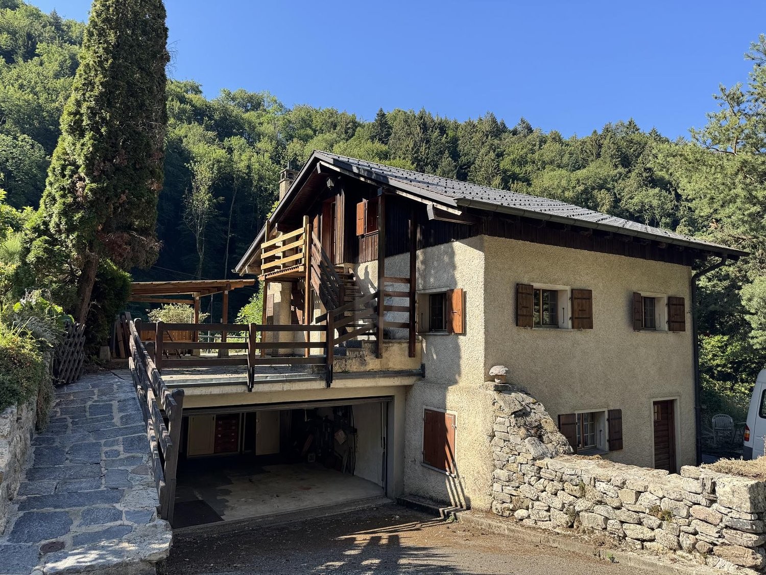 9-Zimmer-Einfamilienhaus