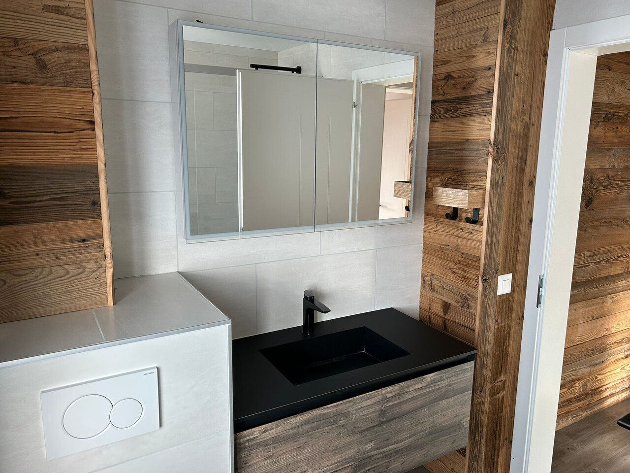 Möblierte Wohnung
Gelegen im 1. Stock eines Gebäudes an der **Rue Centrale 40**, bietet diese charmante möblierte **3.5-Zimmer-Wohnung** eine grosszügige Fläche von **90 m²** und ein angenehmes Wohnumfeld im Herzen von Chesières.
Sie besteht aus:
- Einem einladenden Entrée
- Einem geräumigen, hell, Foto 6 von 9