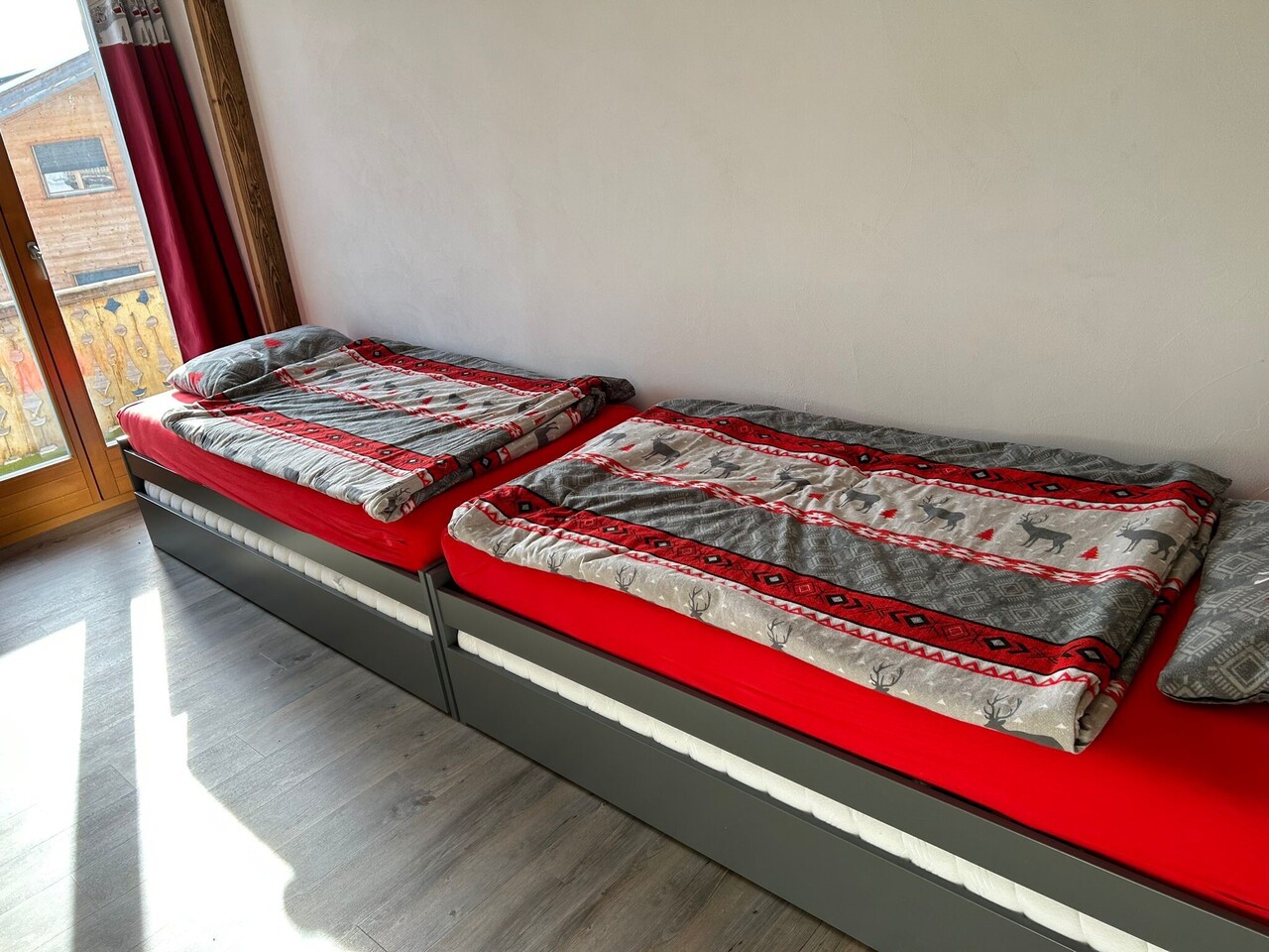 Möblierte Wohnung
Gelegen im 1. Stock eines Gebäudes an der **Rue Centrale 40**, bietet diese charmante möblierte **3.5-Zimmer-Wohnung** eine grosszügige Fläche von **90 m²** und ein angenehmes Wohnumfeld im Herzen von Chesières.
Sie besteht aus:
- Einem einladenden Entrée
- Einem geräumigen, hell, Foto 3 von 9