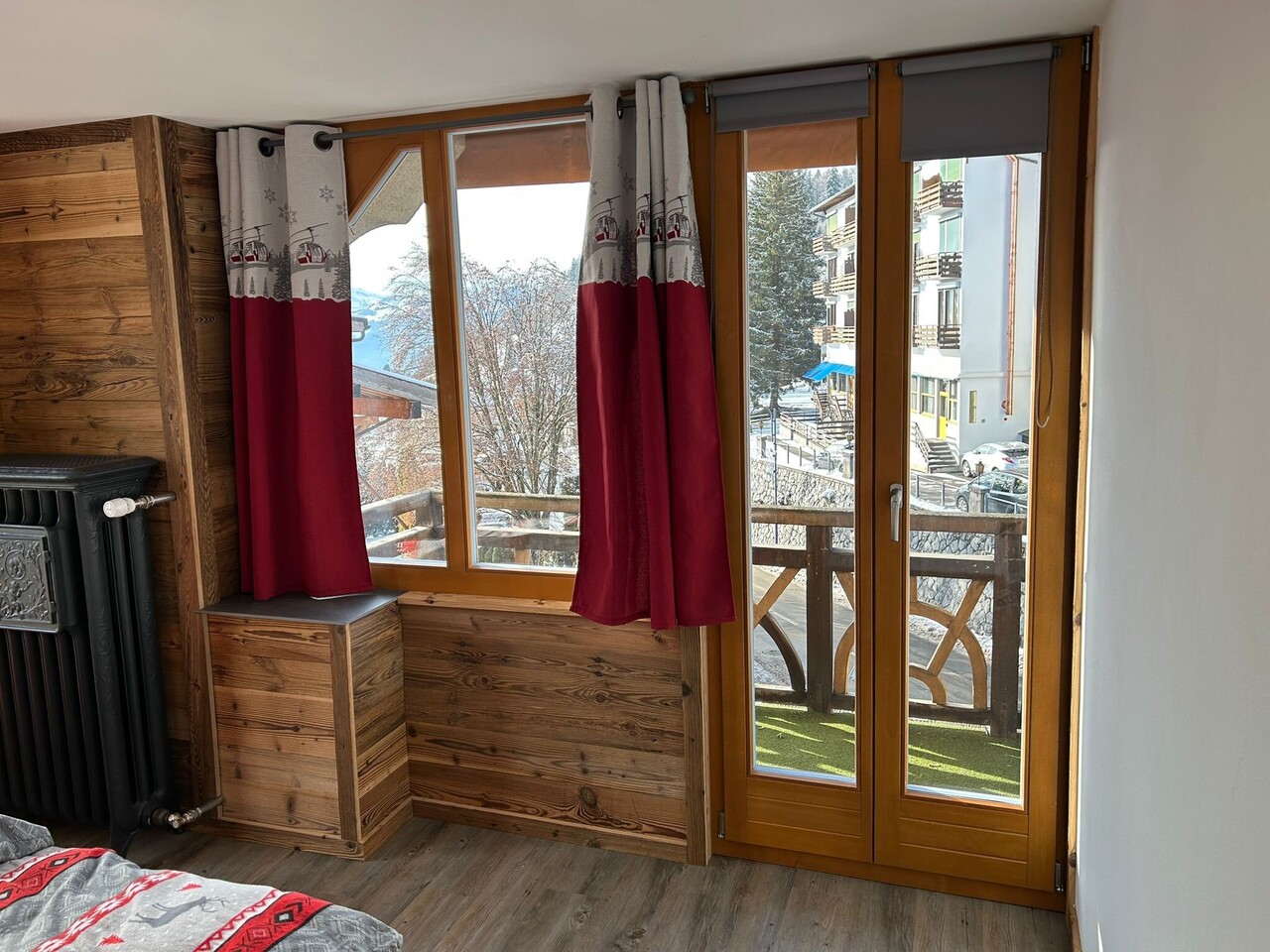 Möblierte Wohnung
Gelegen im 1. Stock eines Gebäudes an der **Rue Centrale 40**, bietet diese charmante möblierte **3.5-Zimmer-Wohnung** eine grosszügige Fläche von **90 m²** und ein angenehmes Wohnumfeld im Herzen von Chesières.
Sie besteht aus:
- Einem einladenden Entrée
- Einem geräumigen, hell, Foto 7 von 9