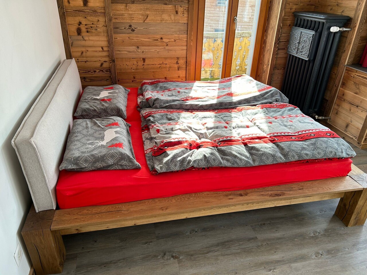 Möblierte Wohnung
Gelegen im 1. Stock eines Gebäudes an der **Rue Centrale 40**, bietet diese charmante möblierte **3.5-Zimmer-Wohnung** eine grosszügige Fläche von **90 m²** und ein angenehmes Wohnumfeld im Herzen von Chesières.
Sie besteht aus:
- Einem einladenden Entrée
- Einem geräumigen, hell, Foto 8 von 9