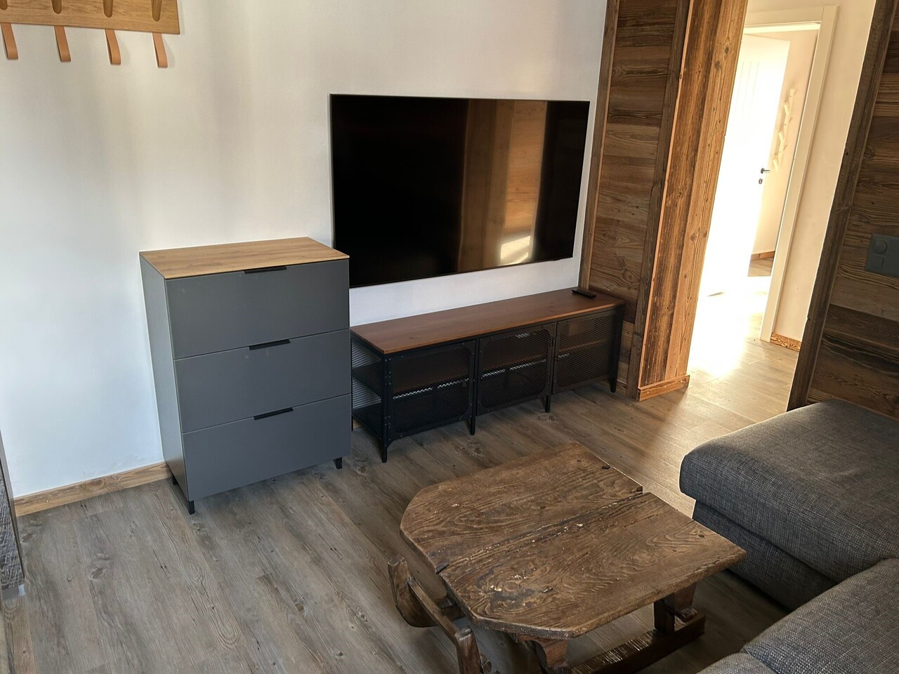 Möblierte Wohnung
Gelegen im 1. Stock eines Gebäudes an der **Rue Centrale 40**, bietet diese charmante möblierte **3.5-Zimmer-Wohnung** eine grosszügige Fläche von **90 m²** und ein angenehmes Wohnumfeld im Herzen von Chesières.
Sie besteht aus:
- Einem einladenden Entrée
- Einem geräumigen, hell, Foto 1 von 9