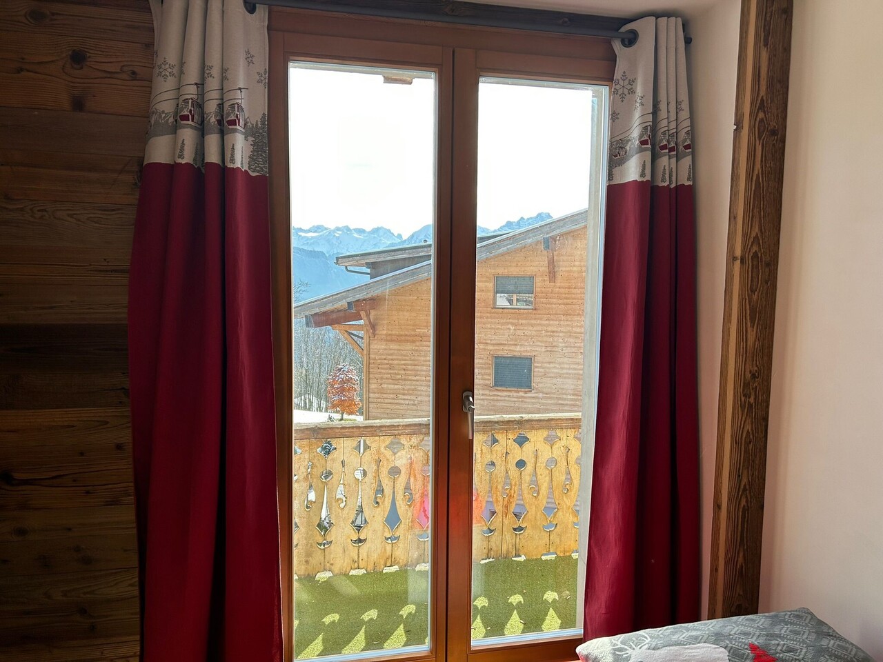 Möblierte Wohnung
Gelegen im 1. Stock eines Gebäudes an der **Rue Centrale 40**, bietet diese charmante möblierte **3.5-Zimmer-Wohnung** eine grosszügige Fläche von **90 m²** und ein angenehmes Wohnumfeld im Herzen von Chesières.
Sie besteht aus:
- Einem einladenden Entrée
- Einem geräumigen, hell, Foto 5 von 9