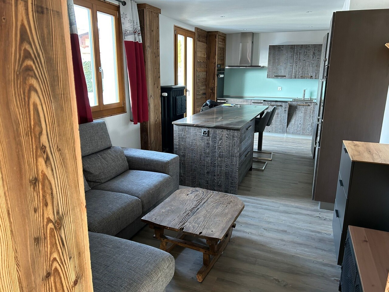 Möblierte Wohnung
Gelegen im 1. Stock eines Gebäudes an der **Rue Centrale 40**, bietet diese charmante möblierte **3.5-Zimmer-Wohnung** eine grosszügige Fläche von **90 m²** und ein angenehmes Wohnumfeld im Herzen von Chesières.
Sie besteht aus:
- Einem einladenden Entrée
- Einem geräumigen, hell, Foto 2 von 9