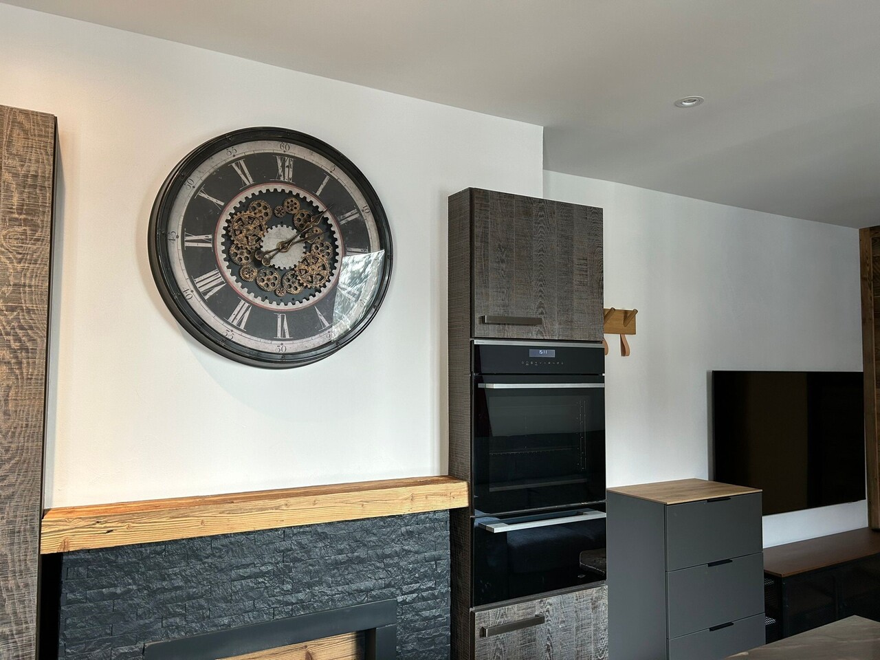 Möblierte Wohnung
Gelegen im 1. Stock eines Gebäudes an der **Rue Centrale 40**, bietet diese charmante möblierte **3.5-Zimmer-Wohnung** eine grosszügige Fläche von **90 m²** und ein angenehmes Wohnumfeld im Herzen von Chesières.
Sie besteht aus:
- Einem einladenden Entrée
- Einem geräumigen, hell, Foto 9 von 9