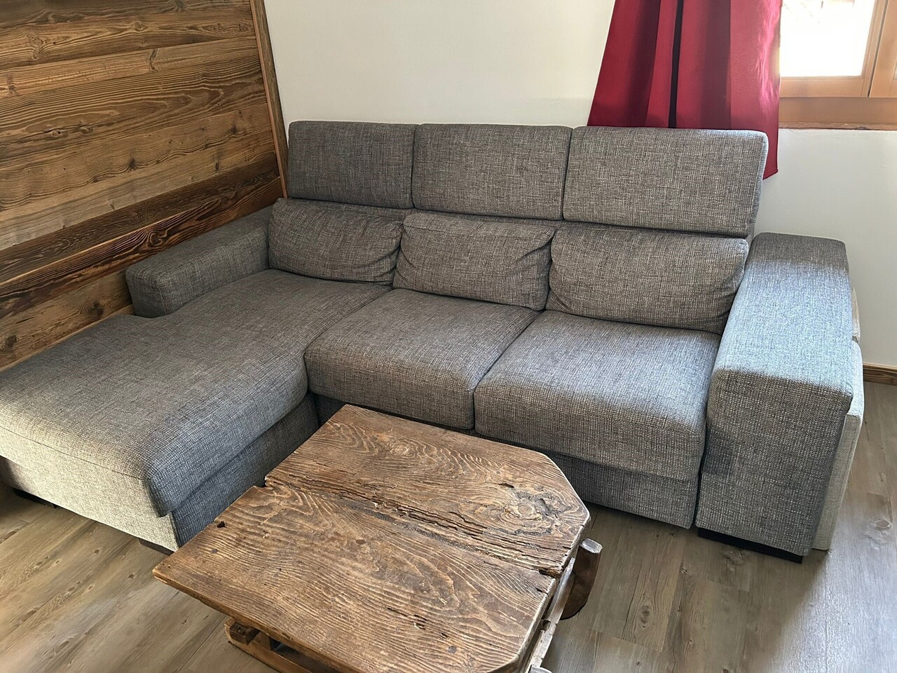 Möblierte Wohnung
Gelegen im 1. Stock eines Gebäudes an der **Rue Centrale 40**, bietet diese charmante möblierte **3.5-Zimmer-Wohnung** eine grosszügige Fläche von **90 m²** und ein angenehmes Wohnumfeld im Herzen von Chesières.
Sie besteht aus:
- Einem einladenden Entrée
- Einem geräumigen, hell, Foto 4 von 9