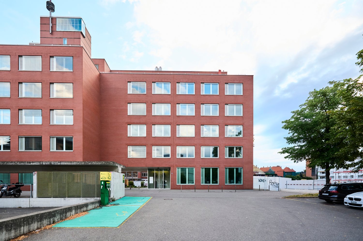 828m² office