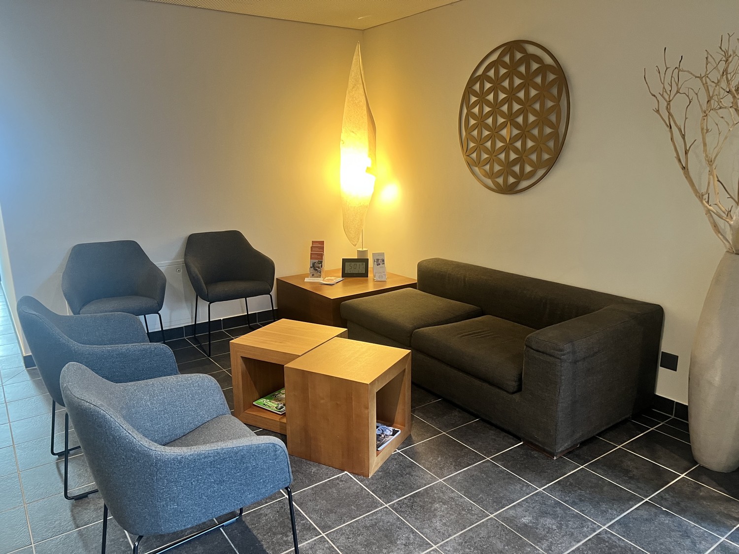 15m² commercial

Practice room for sublet in Rapperswil SG, ideal for therapists, coaches or consultants

A bright and well-maintained practice room is available for sublet in the Auravita Health & Fitness Center in Albuville, a well-known and highly frequented commercial building. The location offe